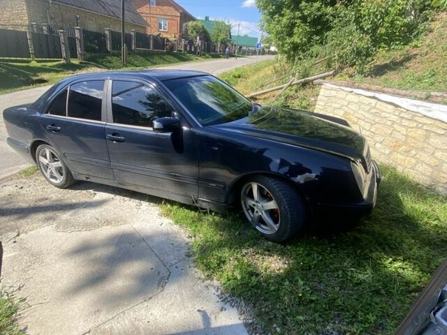 Синий Мерседес Е-Класс, объемом двигателя 2 л и пробегом 300 тыс. км за 3300 $, фото 3 на Automoto.ua