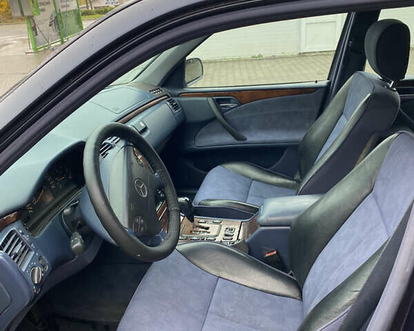 Синий Мерседес Е-Класс, объемом двигателя 3.22 л и пробегом 560 тыс. км за 3699 $, фото 11 на Automoto.ua