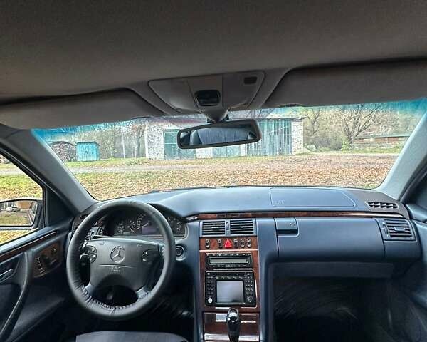 Мерседес Е-Класс 2001 в Путиле на Automoto.ua Синий Мерседес Е-Класс, объемом двигателя 3.2 л и пробегом 545 тыс. км за 3000 $, фото 5 на Automoto.ua