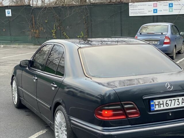 Синий Мерседес Е-Класс, объемом двигателя 2.2 л и пробегом 350 тыс. км за 3550 $, фото 4 на Automoto.ua