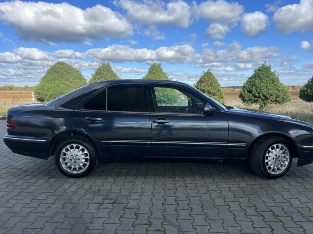 Мерседес Е-Класс 2001 в Жовкве на Automoto.ua Синий Мерседес Е-Класс, объемом двигателя 2.7 л и пробегом 299 тыс. км за 3649 $, фото 2 на Automoto.ua