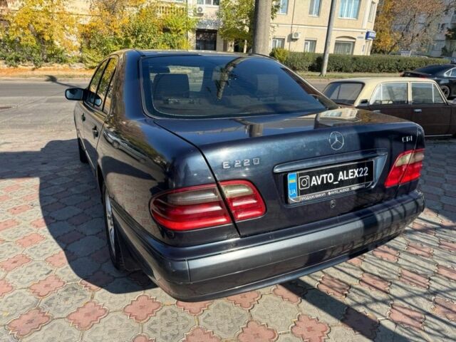 Синий Мерседес Е-Класс, объемом двигателя 2.2 л и пробегом 300 тыс. км за 2699 $, фото 6 на Automoto.ua