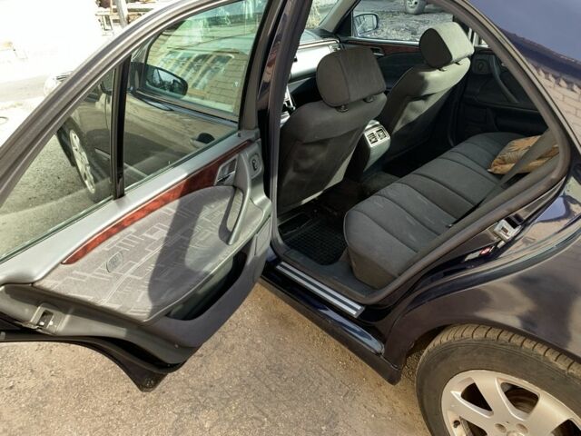 Синий Мерседес Е-Класс, объемом двигателя 2.1 л и пробегом 376 тыс. км за 4100 $, фото 4 на Automoto.ua