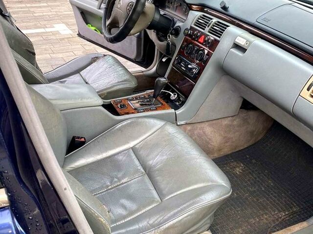 Синий Мерседес Е-Класс, объемом двигателя 2.2 л и пробегом 333 тыс. км за 2600 $, фото 8 на Automoto.ua