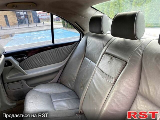 Синий Мерседес Е-Класс, объемом двигателя 2.2 л и пробегом 300 тыс. км за 2100 $, фото 12 на Automoto.ua