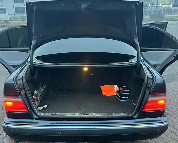 Синій Мерседес Е-Клас, об'ємом двигуна 3.22 л та пробігом 372 тис. км за 4300 $, фото 17 на Automoto.ua