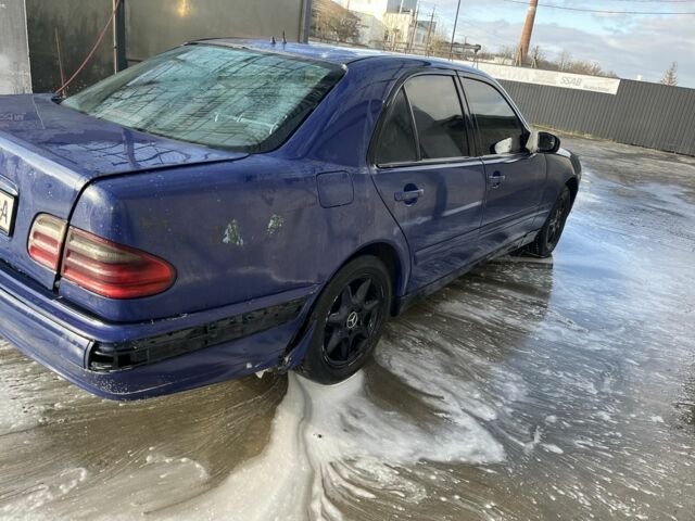 Синий Мерседес Е-Класс, объемом двигателя 2.2 л и пробегом 400 тыс. км за 1500 $, фото 3 на Automoto.ua