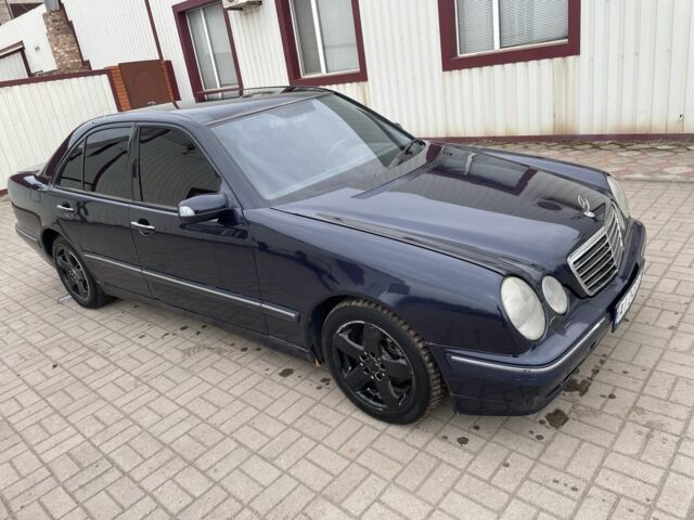 Синий Мерседес Е-Класс, объемом двигателя 2.1 л и пробегом 615 тыс. км за 4000 $, фото 4 на Automoto.ua