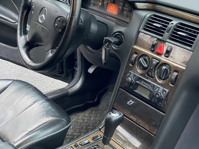 Синий Мерседес Е-Класс, объемом двигателя 2.2 л и пробегом 350 тыс. км за 3550 $, фото 17 на Automoto.ua