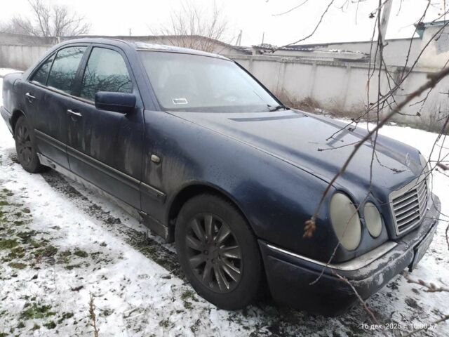 Синій Мерседес Е-Клас, об'ємом двигуна 3 л та пробігом 215 тис. км за 2427 $, фото 4 на Automoto.ua