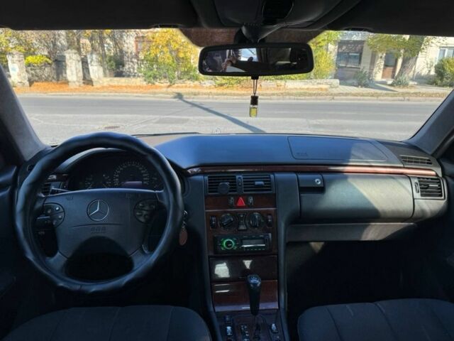 Синий Мерседес Е-Класс, объемом двигателя 2.2 л и пробегом 300 тыс. км за 2699 $, фото 8 на Automoto.ua