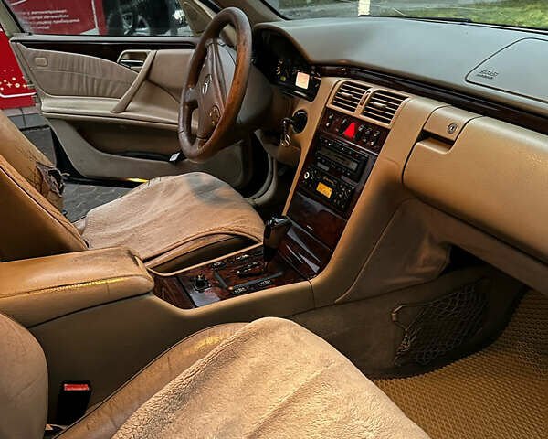 Синий Мерседес Е-Класс, объемом двигателя 3.23 л и пробегом 520 тыс. км за 2200 $, фото 8 на Automoto.ua