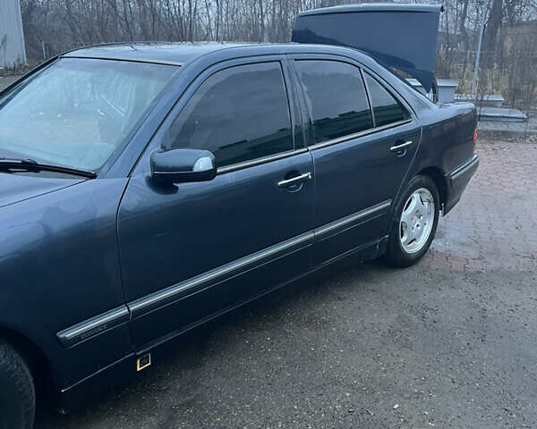 Синій Мерседес Е-Клас, об'ємом двигуна 3.22 л та пробігом 372 тис. км за 4300 $, фото 4 на Automoto.ua