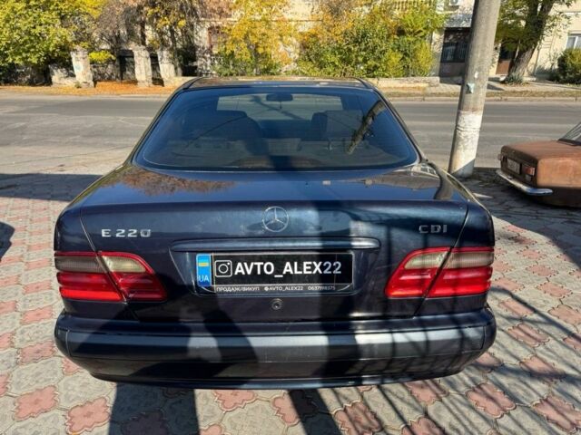 Синий Мерседес Е-Класс, объемом двигателя 2.2 л и пробегом 300 тыс. км за 2699 $, фото 5 на Automoto.ua