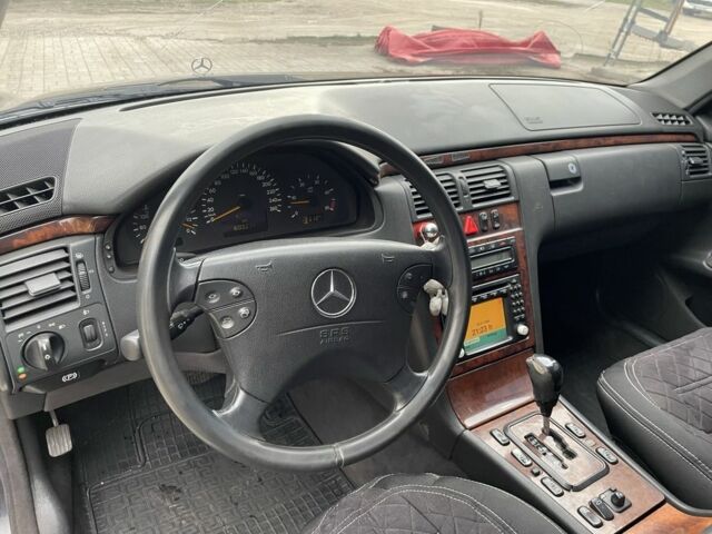 Синий Мерседес Е-Класс, объемом двигателя 2.1 л и пробегом 615 тыс. км за 4000 $, фото 8 на Automoto.ua