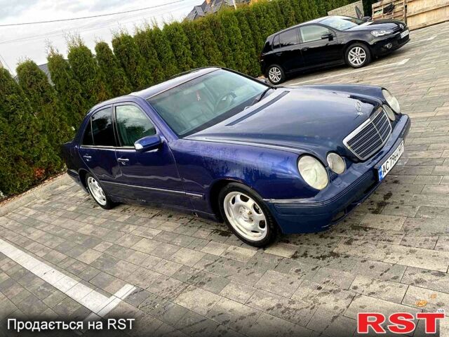 Синий Мерседес Е-Класс, объемом двигателя 2.2 л и пробегом 333 тыс. км за 2600 $, фото 6 на Automoto.ua