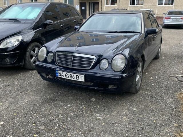 Синий Мерседес Е-Класс, объемом двигателя 2 л и пробегом 300 тыс. км за 3300 $, фото 4 на Automoto.ua