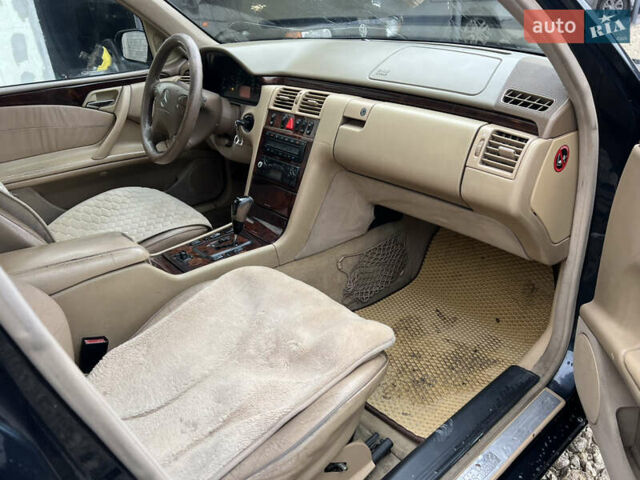 Синий Мерседес Е-Класс, объемом двигателя 3.23 л и пробегом 500 тыс. км за 2850 $, фото 13 на Automoto.ua