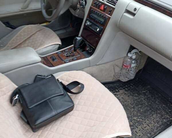 Синий Мерседес Е-Класс, объемом двигателя 3.23 л и пробегом 400 тыс. км за 5000 $, фото 13 на Automoto.ua