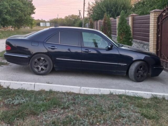 Синій Мерседес Е-Клас, об'ємом двигуна 2 л та пробігом 330 тис. км за 4400 $, фото 5 на Automoto.ua