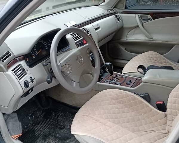 Синий Мерседес Е-Класс, объемом двигателя 3.23 л и пробегом 400 тыс. км за 5000 $, фото 12 на Automoto.ua