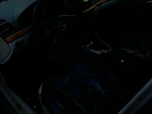 Синий Мерседес Е-Класс, объемом двигателя 2.7 л и пробегом 460 тыс. км за 6000 $, фото 7 на Automoto.ua