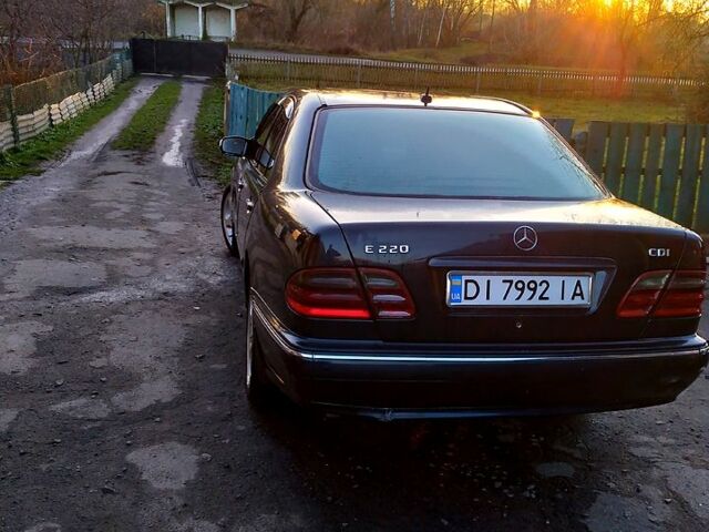 Синий Мерседес Е-Класс, объемом двигателя 2.2 л и пробегом 374 тыс. км за 4800 $, фото 4 на Automoto.ua