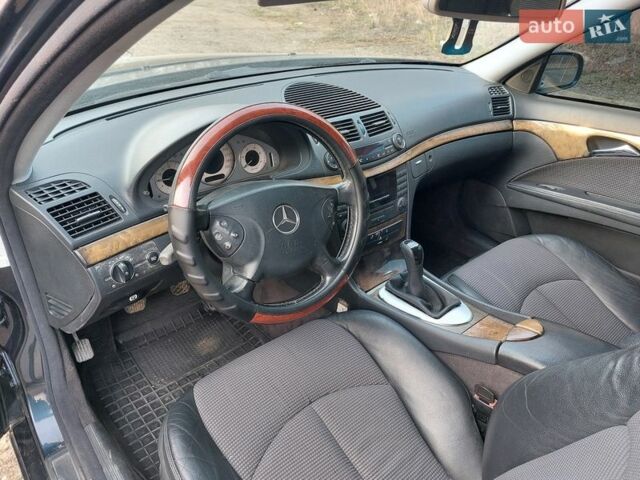 Синий Мерседес Е-Класс, объемом двигателя 2.1 л и пробегом 270 тыс. км за 5950 $, фото 40 на Automoto.ua