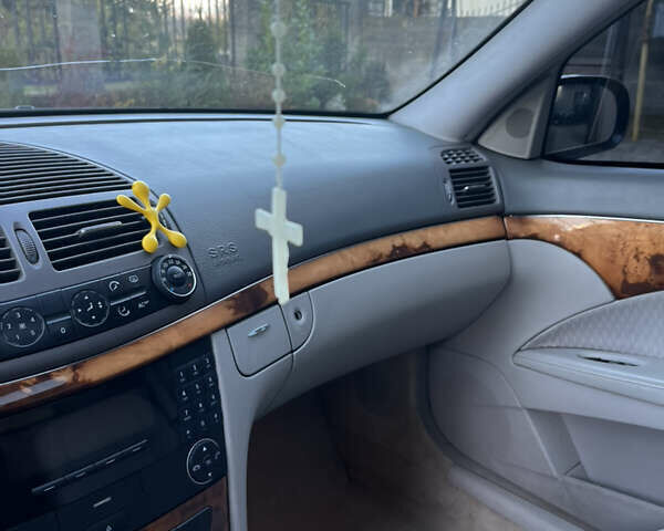 Синий Мерседес Е-Класс, объемом двигателя 2.1 л и пробегом 350 тыс. км за 5800 $, фото 19 на Automoto.ua