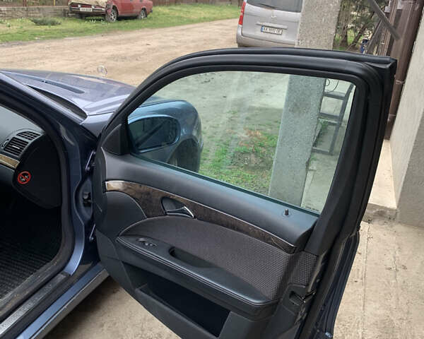 Синий Мерседес Е-Класс, объемом двигателя 2.2 л и пробегом 375 тыс. км за 6500 $, фото 7 на Automoto.ua