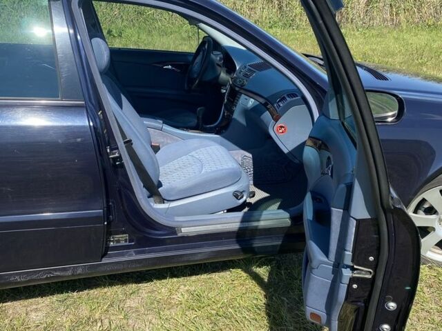 Синий Мерседес Е-Класс, объемом двигателя 2.1 л и пробегом 246 тыс. км за 6000 $, фото 12 на Automoto.ua