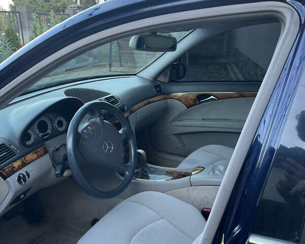 Синий Мерседес Е-Класс, объемом двигателя 2.1 л и пробегом 350 тыс. км за 5800 $, фото 25 на Automoto.ua