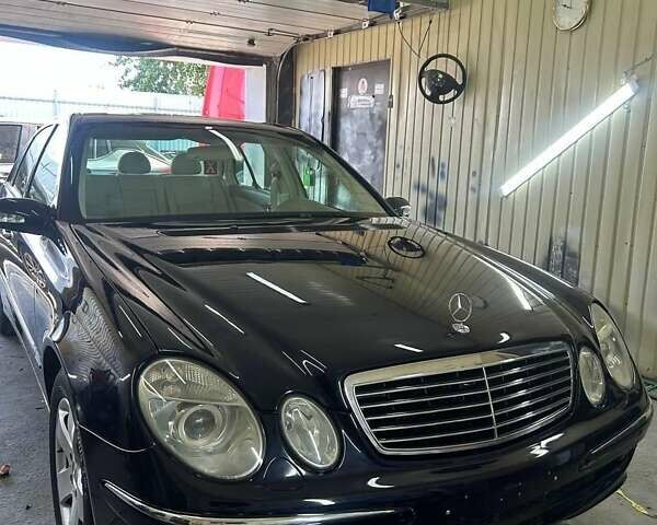 Синий Мерседес Е-Класс, объемом двигателя 3.2 л и пробегом 236 тыс. км за 4200 $, фото 1 на Automoto.ua