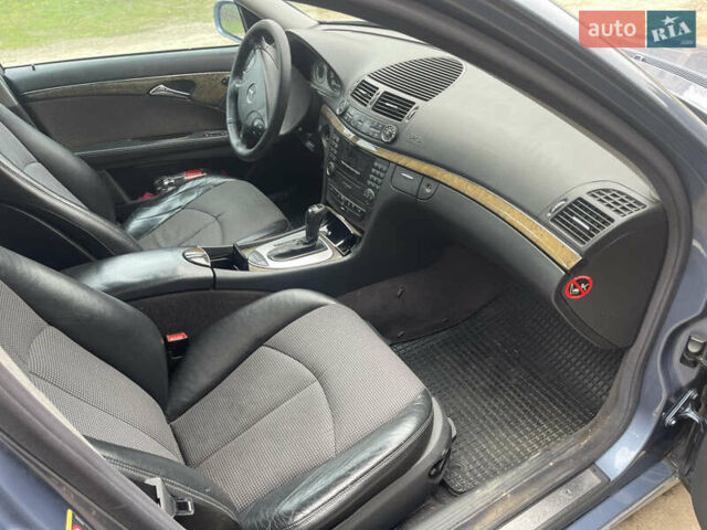 Синий Мерседес Е-Класс, объемом двигателя 2.2 л и пробегом 375 тыс. км за 6500 $, фото 19 на Automoto.ua