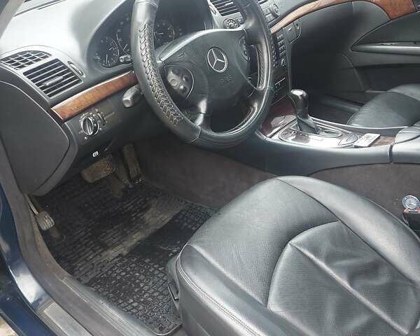 Синий Мерседес Е-Класс, объемом двигателя 2.2 л и пробегом 273 тыс. км за 7200 $, фото 11 на Automoto.ua