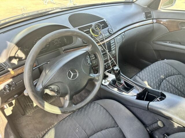 Синий Мерседес Е-Класс, объемом двигателя 2.2 л и пробегом 480 тыс. км за 4000 $, фото 4 на Automoto.ua