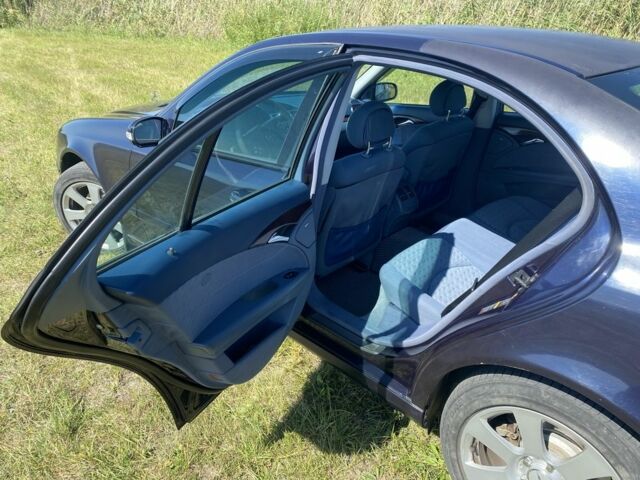 Синий Мерседес Е-Класс, объемом двигателя 2.1 л и пробегом 246 тыс. км за 6000 $, фото 5 на Automoto.ua