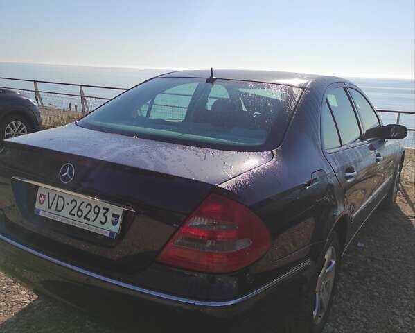 Синий Мерседес Е-Класс, объемом двигателя 3.2 л и пробегом 236 тыс. км за 4200 $, фото 4 на Automoto.ua