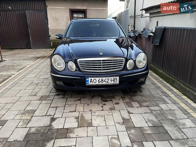 Синий Мерседес Е-Класс, объемом двигателя 2.1 л и пробегом 350 тыс. км за 5800 $, фото 2 на Automoto.ua