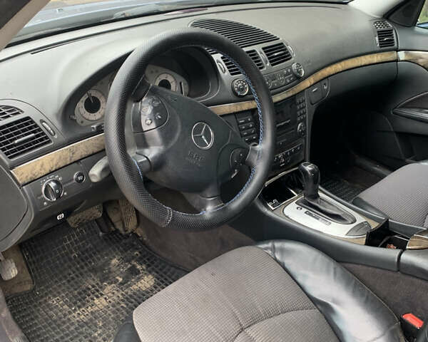 Синий Мерседес Е-Класс, объемом двигателя 2.2 л и пробегом 375 тыс. км за 6500 $, фото 10 на Automoto.ua