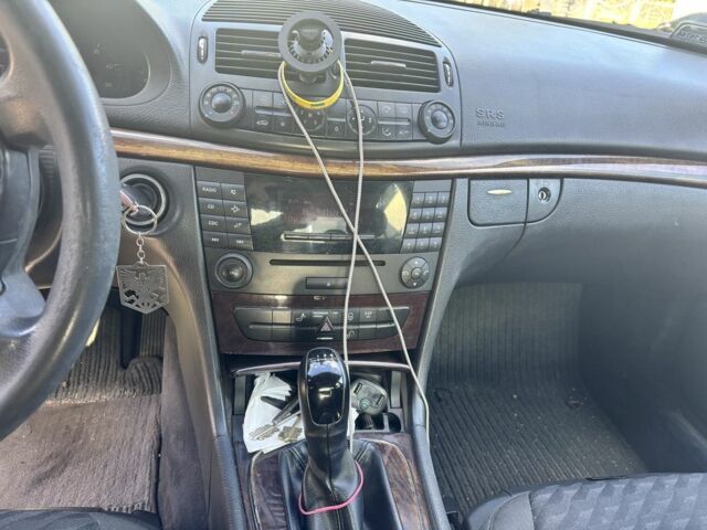 Синий Мерседес Е-Класс, объемом двигателя 2.2 л и пробегом 480 тыс. км за 4000 $, фото 6 на Automoto.ua