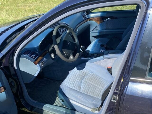 Синий Мерседес Е-Класс, объемом двигателя 2.1 л и пробегом 246 тыс. км за 6000 $, фото 8 на Automoto.ua