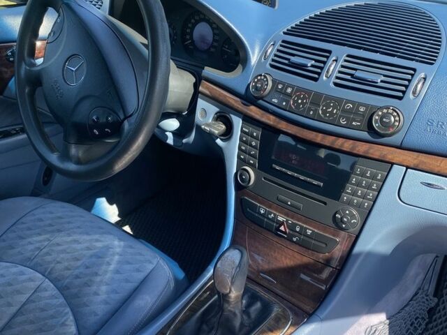 Синий Мерседес Е-Класс, объемом двигателя 2.1 л и пробегом 246 тыс. км за 6000 $, фото 15 на Automoto.ua