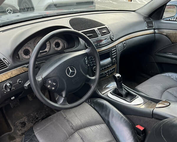 Синий Мерседес Е-Класс, объемом двигателя 2.69 л и пробегом 442 тыс. км за 5500 $, фото 4 на Automoto.ua