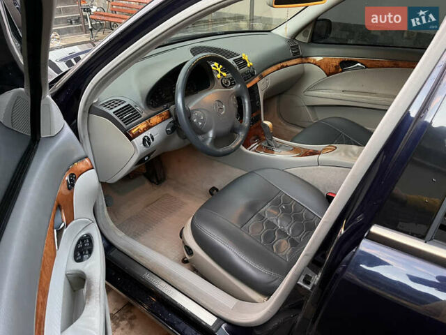 Синий Мерседес Е-Класс, объемом двигателя 2.1 л и пробегом 350 тыс. км за 5800 $, фото 9 на Automoto.ua