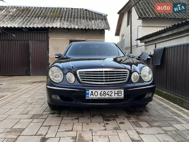Синий Мерседес Е-Класс, объемом двигателя 2.1 л и пробегом 350 тыс. км за 5800 $, фото 1 на Automoto.ua