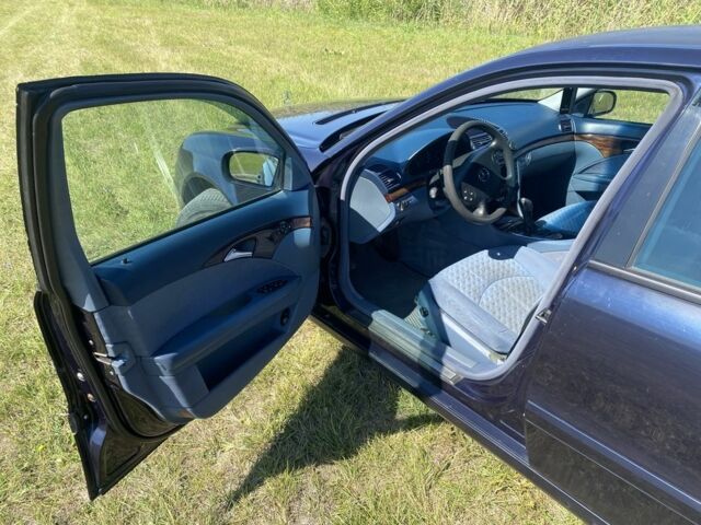 Синий Мерседес Е-Класс, объемом двигателя 2.1 л и пробегом 246 тыс. км за 6000 $, фото 7 на Automoto.ua