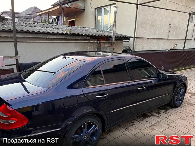 Синий Мерседес Е-Класс, объемом двигателя 2.1 л и пробегом 300 тыс. км за 6000 $, фото 1 на Automoto.ua