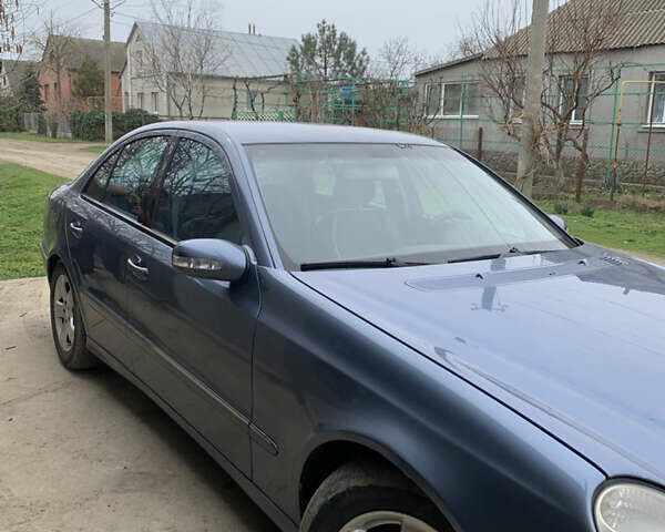 Синий Мерседес Е-Класс, объемом двигателя 2.2 л и пробегом 375 тыс. км за 6500 $, фото 5 на Automoto.ua