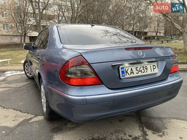 Синий Мерседес Е-Класс, объемом двигателя 2.1 л и пробегом 300 тыс. км за 8000 $, фото 4 на Automoto.ua